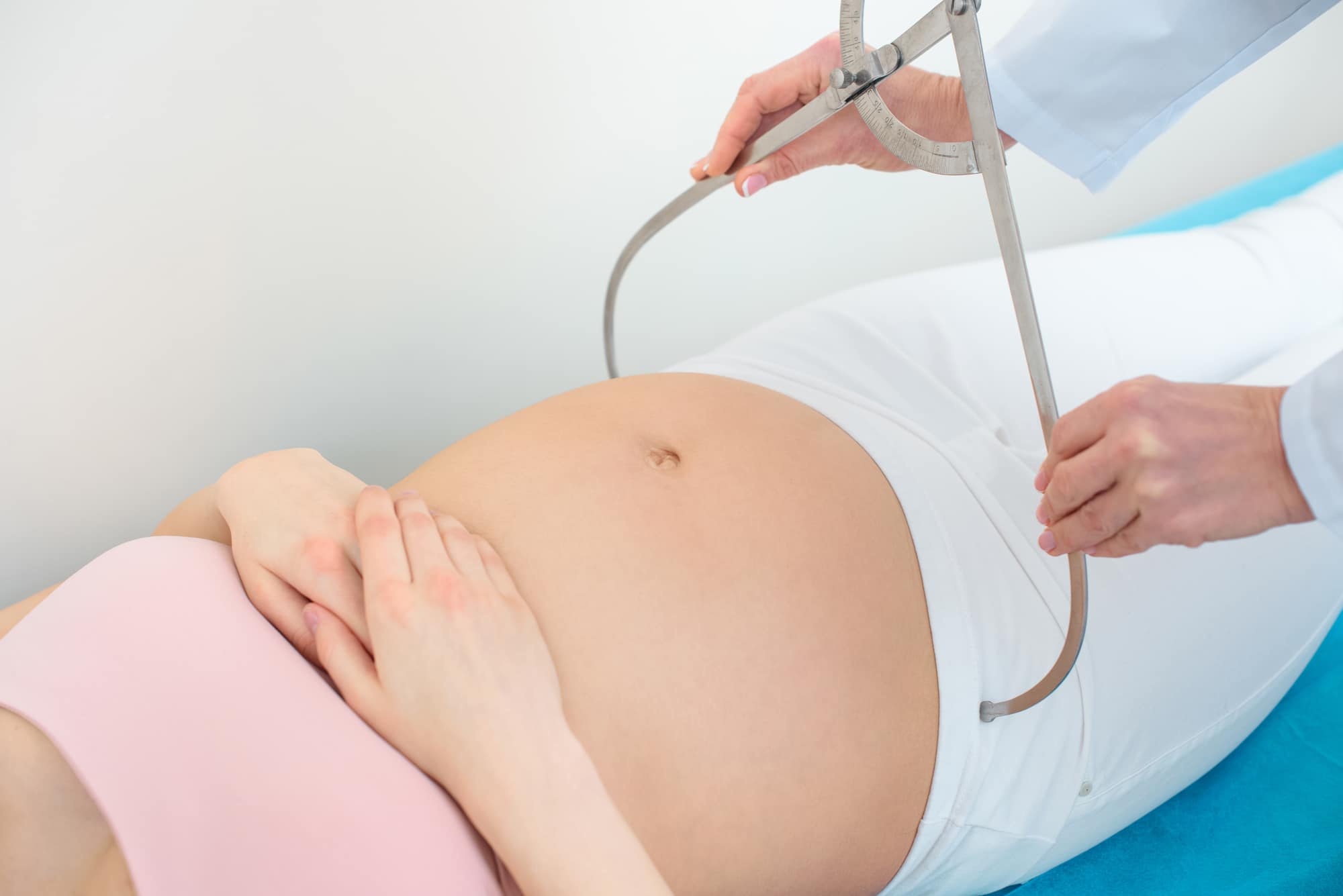pelvis-measuring-pregnant-woman